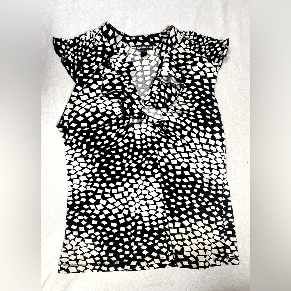 V neck, cap sleep, black & beige knit top, size L. No iron.